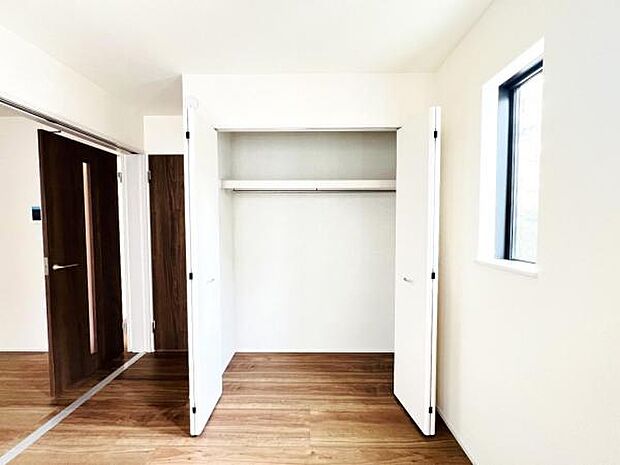 いつでもお部屋をスッキリお使い頂ける収納スペースを設置。