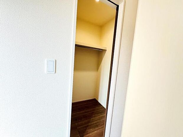 ウォークインクローゼットがあり収納スペースも豊富。季節物もスッキリ片付きそうです。