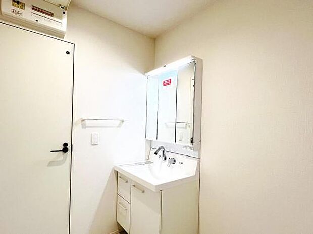 洗面化粧台です。朝の身支度から1日が始まります。