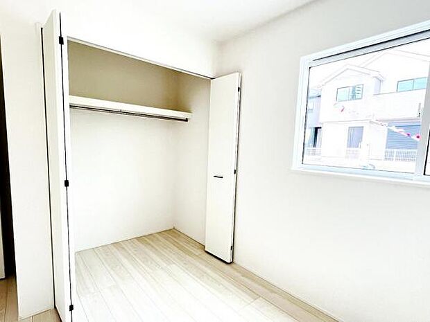 いつでもお部屋をスッキリお使い頂ける収納スペースを設置。