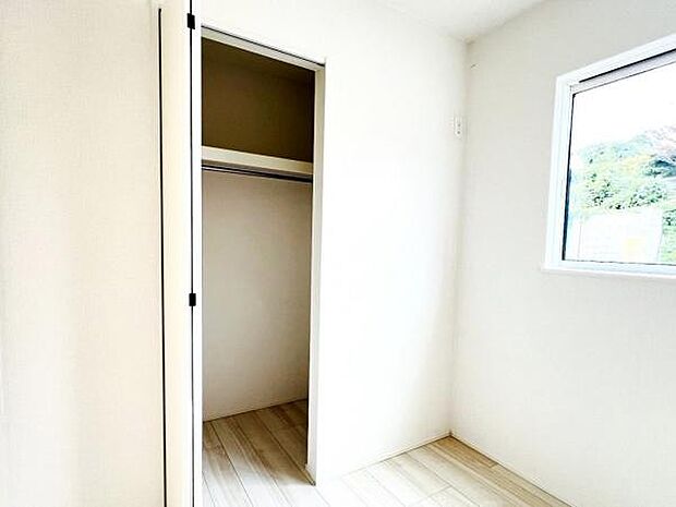 いつでもお部屋をスッキリお使い頂ける収納スペースを設置。