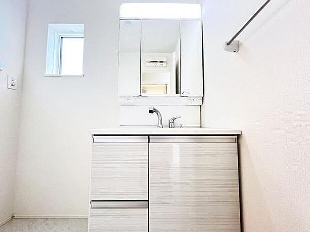 洗面化粧台です。朝の身支度から1日が始まります。