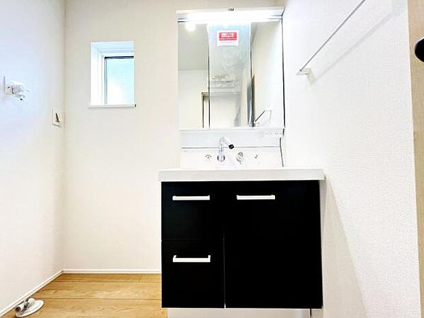 洗面化粧台です。朝の身支度から1日が始まります。