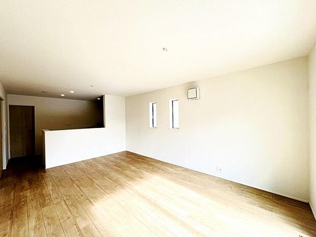 お食事中もキッチンと会話が楽しめるダイニングスペース。