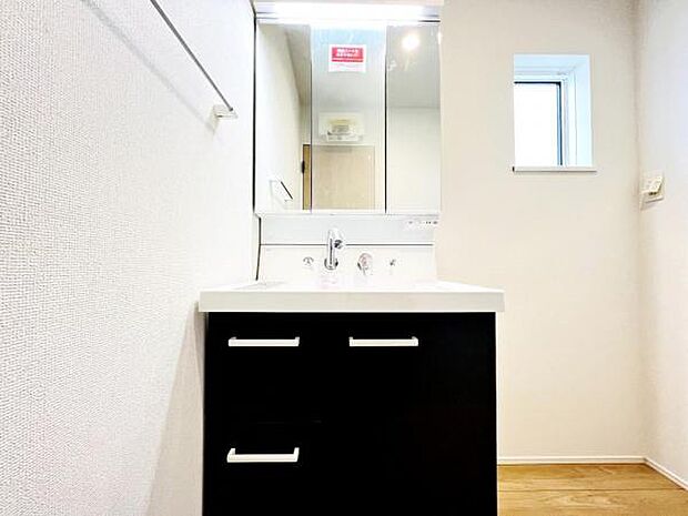 洗面化粧台です。朝の身支度から1日が始まります。
