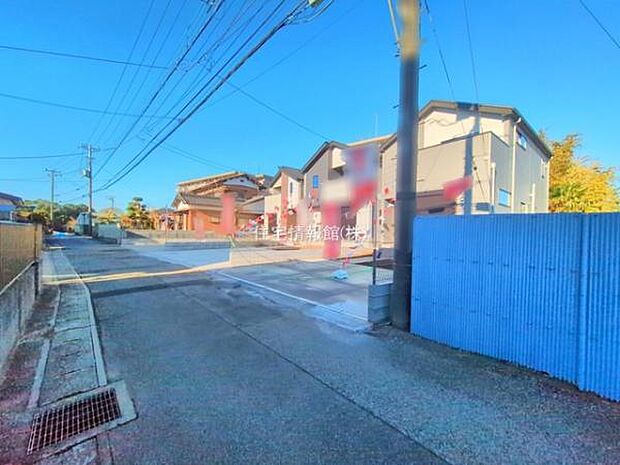 前面道路を含めた現地写真です。