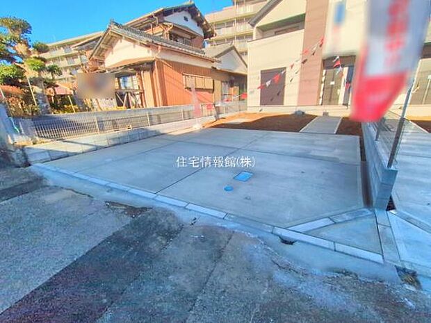 前面道路を含めた現地写真です。