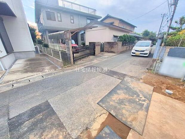 前面道路を含めた現地写真です。