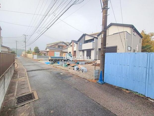 前面道路を含めた現地写真です。