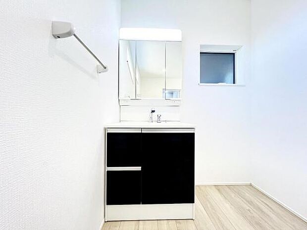 洗面化粧台です。朝の身支度から1日が始まります。
