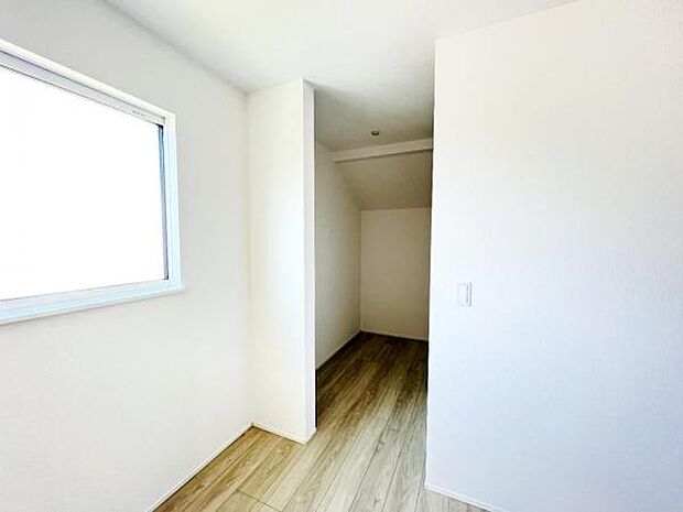 いつでもお部屋をスッキリお使い頂ける収納スペースを設置。