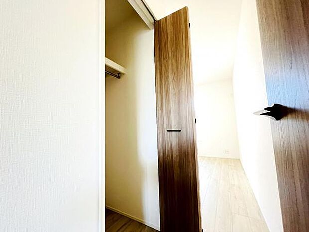 いつでもお部屋をスッキリお使い頂ける収納スペースを設置。