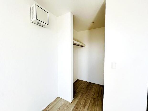 ウォークインクローゼットがあり収納スペースも豊富。季節物もスッキリ片付きそうです。