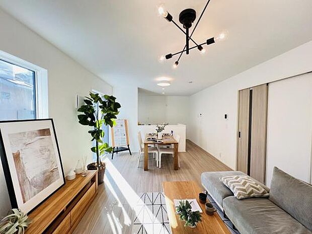 ご家族の温かい時間を演出するダイニングスペースです。