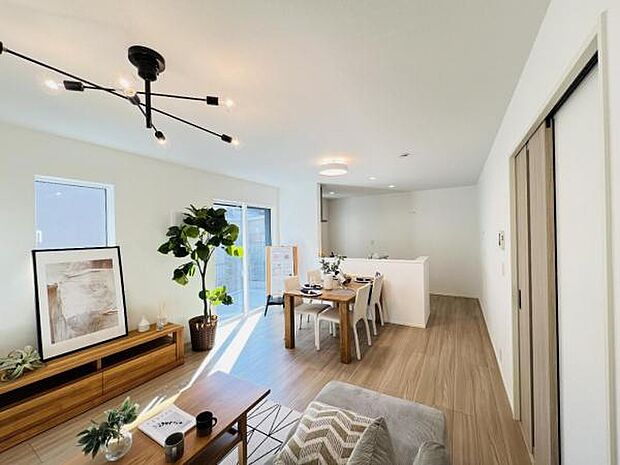 お食事中もキッチンと会話が楽しめるダイニングスペース。