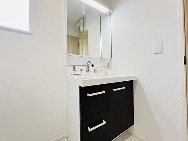 洗面化粧台です。朝の身支度から1日が始まります。