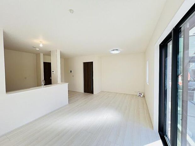 お食事中もキッチンと会話が楽しめるダイニングスペース。