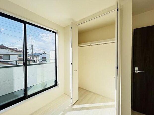 いつでもお部屋をスッキリお使い頂ける収納スペースを設置。