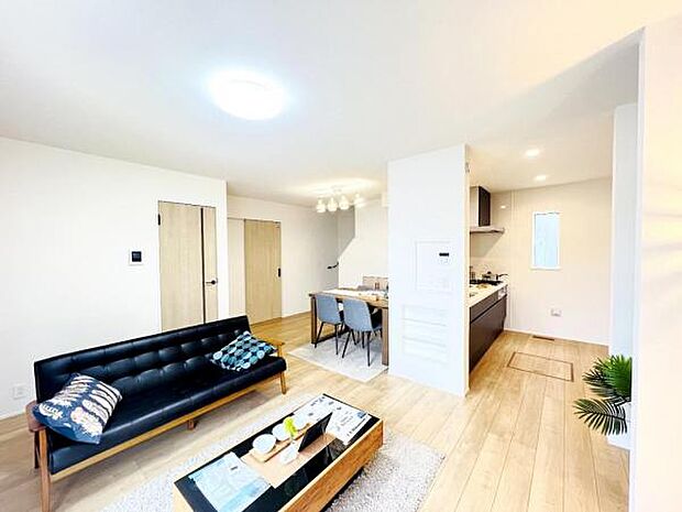 お食事中もキッチンと会話が楽しめるダイニングスペース。