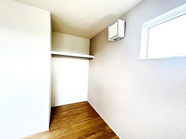 いつでもお部屋をスッキリお使い頂ける収納スペースを設置。