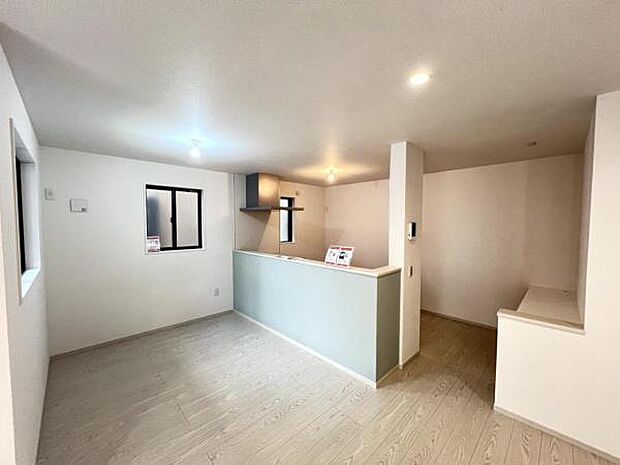 お食事中もキッチンと会話が楽しめるダイニングスペース。