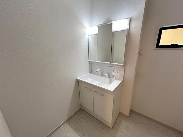 洗面化粧台です。朝の身支度から1日が始まります。