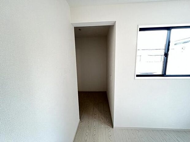 いつでもお部屋をスッキリお使い頂ける収納スペースを設置。