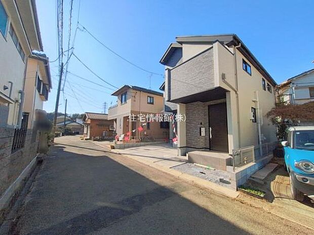 前面道路を含めた現地写真です。