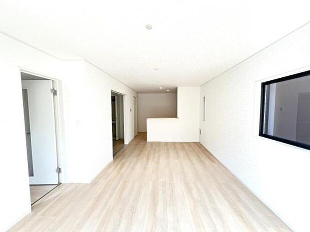 お食事中もキッチンと会話が楽しめるダイニングスペース。