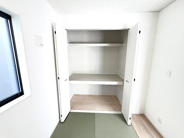 いつでもお部屋をスッキリお使い頂ける収納スペースを設置。