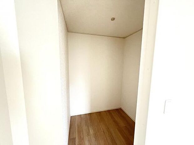 いつでもお部屋をスッキリお使い頂ける収納スペースを設置。