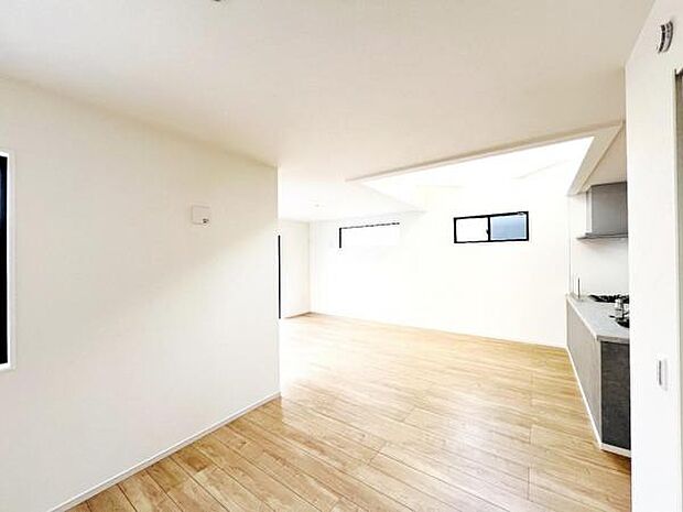 お食事中もキッチンと会話が楽しめるダイニングスペース。