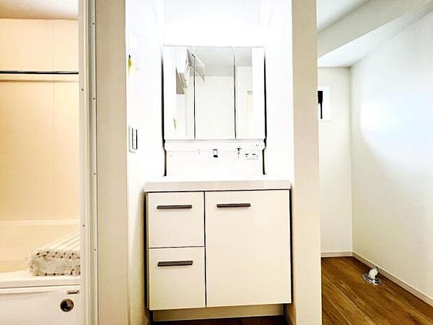 洗面化粧台です。朝の身支度から1日が始まります。