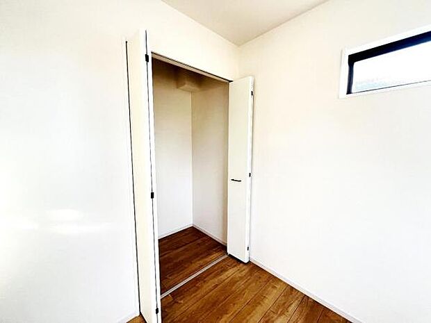 いつでもお部屋をスッキリお使い頂ける収納スペースを設置。