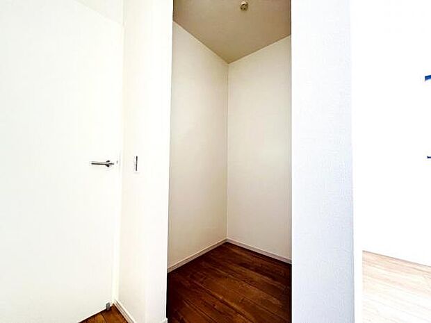 いつでもお部屋をスッキリお使い頂ける収納スペースを設置。