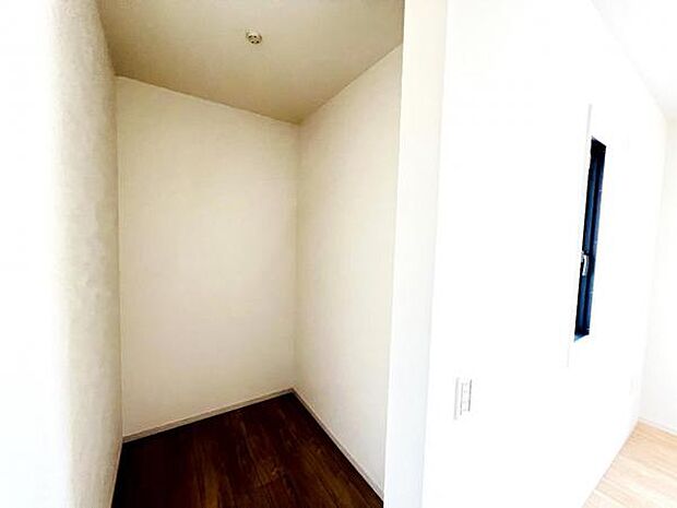 ウォークインクローゼットがあり収納スペースも豊富。季節物もスッキリ片付きそうです。