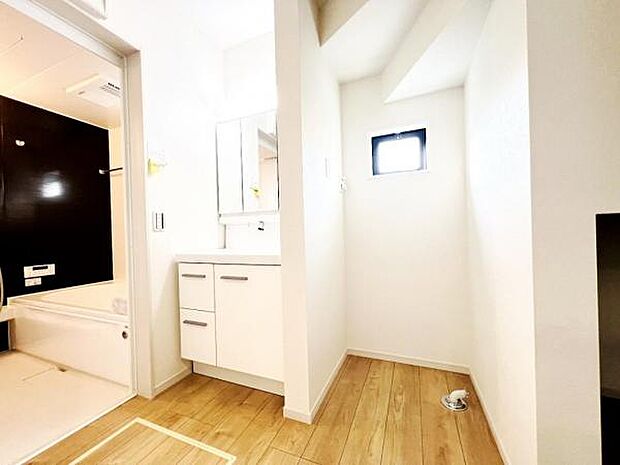 脱衣所は小さなお子様がいるご家庭にも重宝されます。