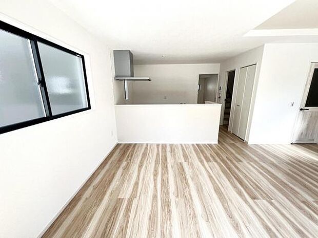 お食事中もキッチンと会話が楽しめるダイニングスペース。