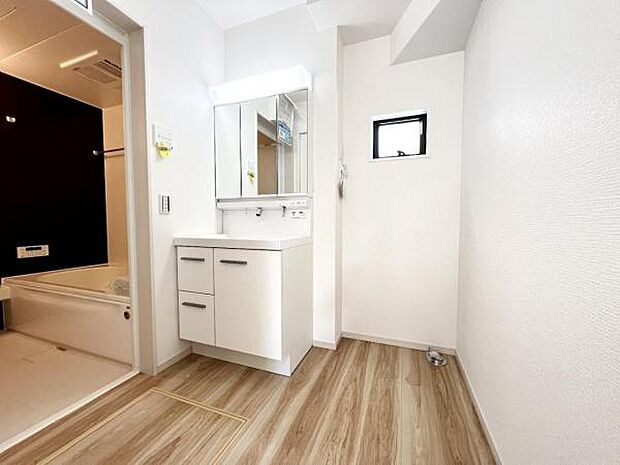 洗面化粧台です。朝の身支度から1日が始まります。