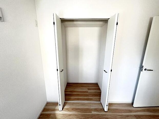 いつでもお部屋をスッキリお使い頂ける収納スペースを設置。