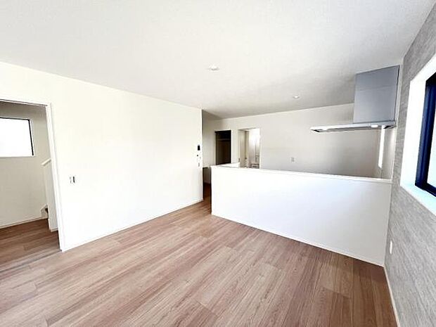 お食事中もキッチンと会話が楽しめるダイニングスペース。