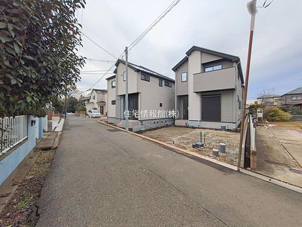 前面道路を含めた現地写真です。