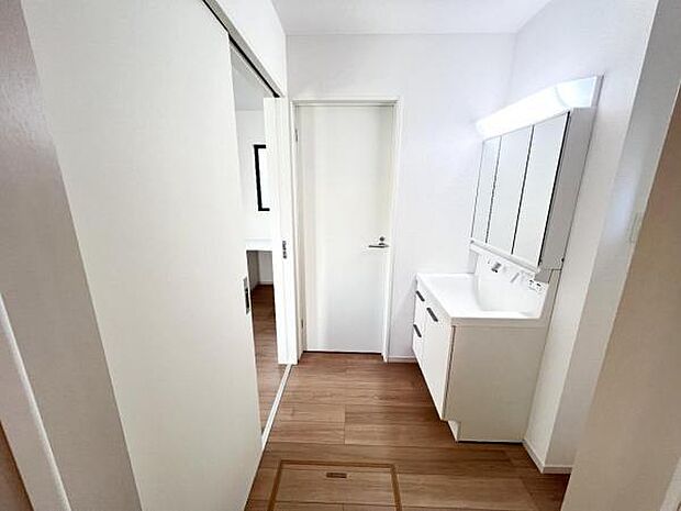 脱衣所は小さなお子様がいるご家庭にも重宝されます。