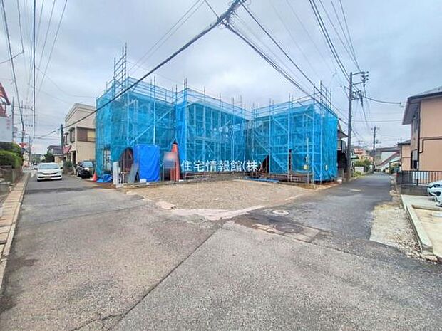 前面道路を含めた現地写真です。