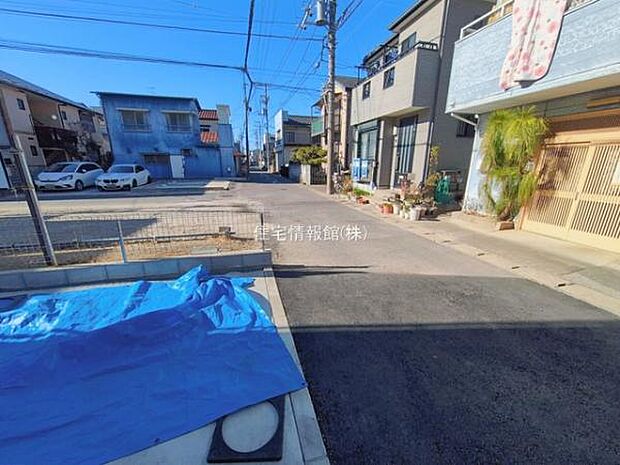 前面道路を含めた現地写真です。