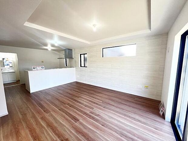 お食事中もキッチンと会話が楽しめるダイニングスペース。