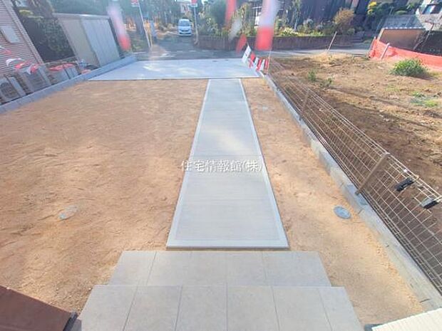 前面道路を含めた現地写真です。