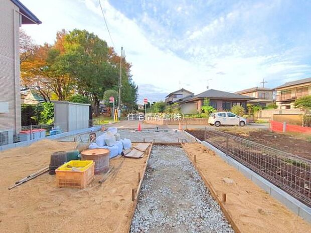 前面道路を含めた現地写真です。