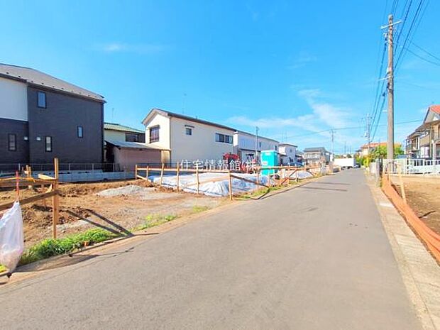 前面道路を含めた現地写真です。