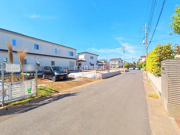 前面道路を含めた現地写真です。